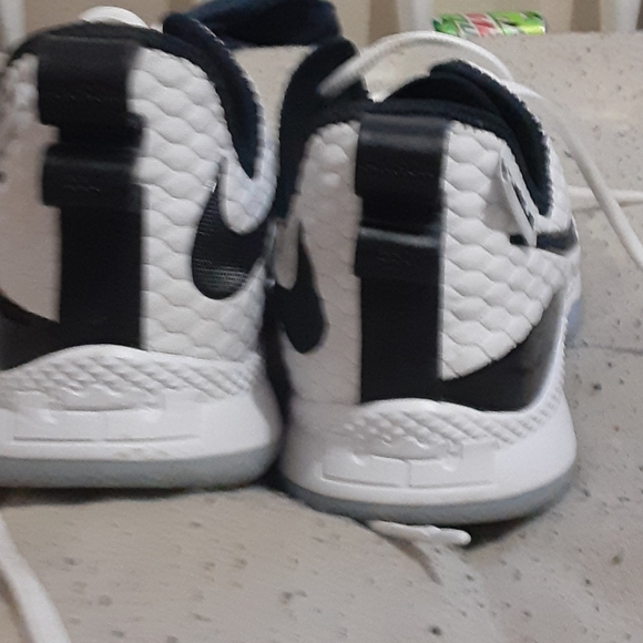 Lebron James basketball shoes - Picture 2 of 2